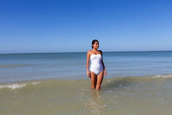 Jovem mulher na praia — Fotografia de Stock