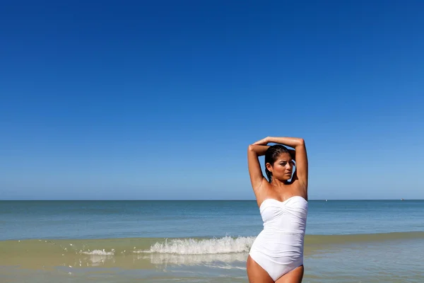 Junge Frau am Strand — Stockfoto