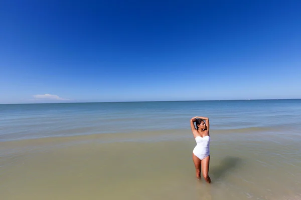 Young woman on beach — Stock Photo, Image