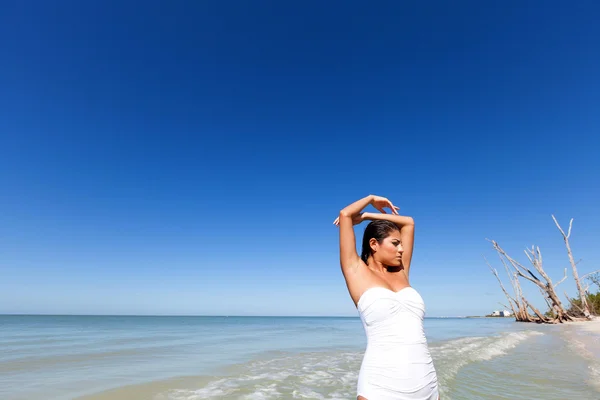 Giovane donna sulla spiaggia — Foto Stock