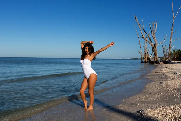 Frau hat Spaß am Strand — Stockfoto