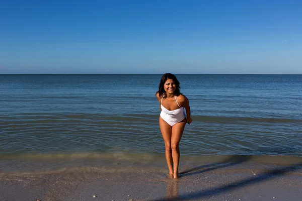 Giovane donna sulla spiaggia — Foto Stock