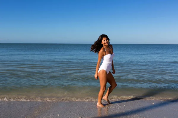 Plajda eğlenmek kadın — Stok fotoğraf