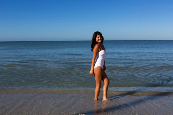 Junge Frau am Strand — Stockfoto