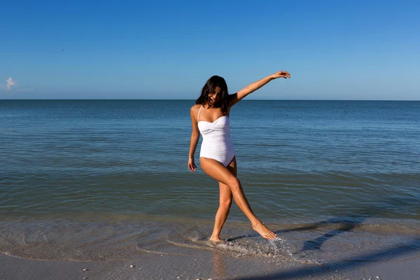 Mulher se divertindo na praia — Fotografia de Stock