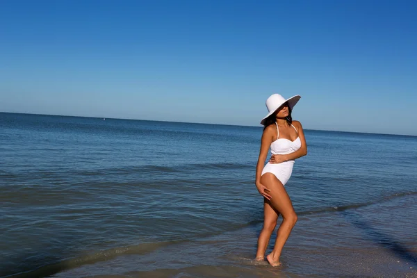 Giovane donna sulla spiaggia — Foto Stock