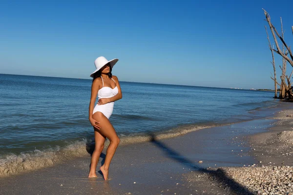 Young woman on beach — Stock Photo, Image