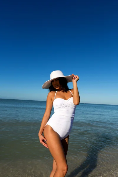 Junge Frau am Strand — Stockfoto