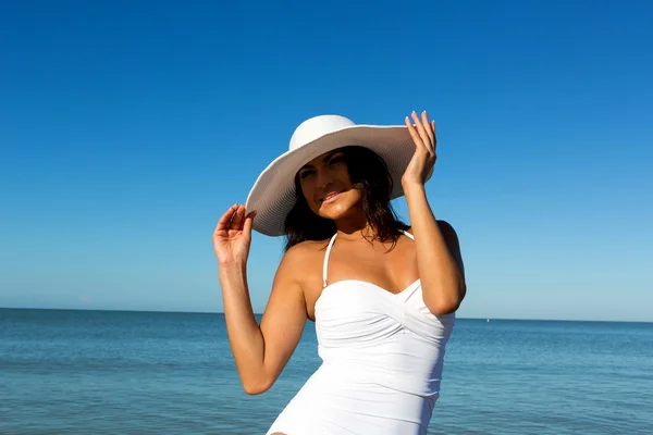 Jovem mulher na praia — Fotografia de Stock