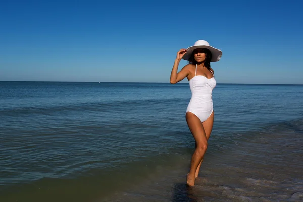 Giovane donna sulla spiaggia — Foto Stock