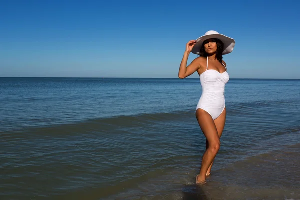 Junge Frau am Strand — Stockfoto