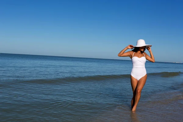 Junge Frau am Strand — Stockfoto