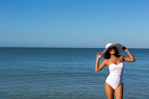 Giovane donna sulla spiaggia — Foto Stock