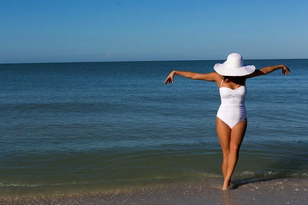 Junge Frau am Strand — Stockfoto