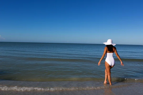 Junge Frau am Strand — Stockfoto