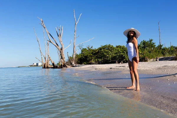 Giovane donna sulla spiaggia — Foto Stock