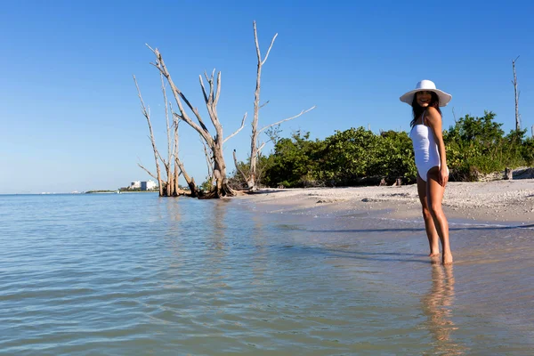 Giovane donna sulla spiaggia — Foto Stock