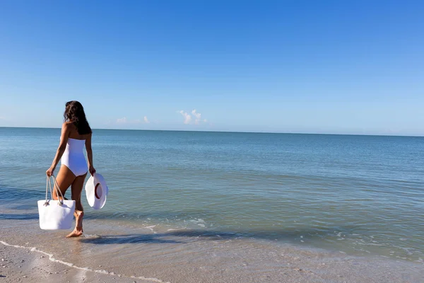 Jeune femme sur la plage — Photo