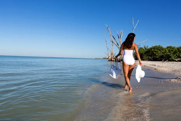 Giovane donna sulla spiaggia — Foto Stock