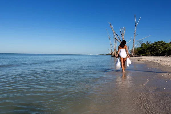 Jovem mulher na praia — Fotografia de Stock