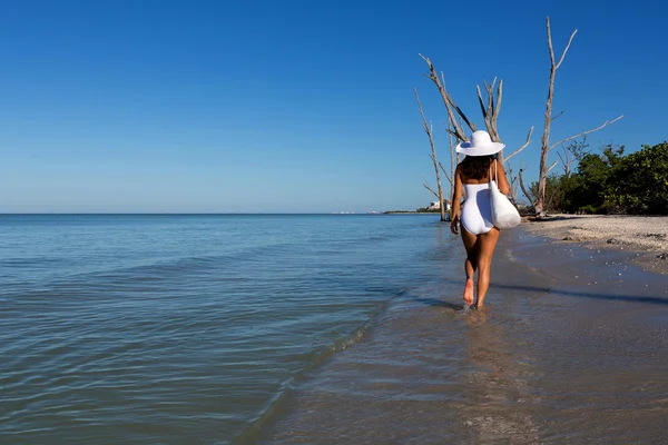 Jeune femme sur la plage — Photo