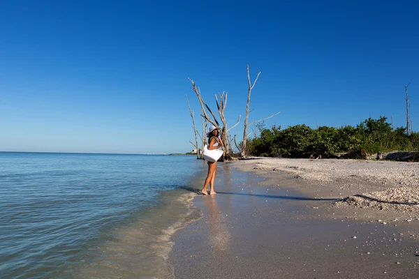 Mujer joven en la playa — Foto de Stock