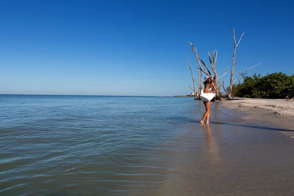 Young woman on beach — Stock Photo, Image