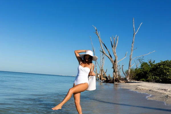 Junge Frau am Strand — Stockfoto