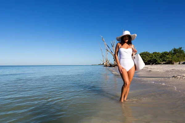 Mujer joven en la playa — Foto de Stock