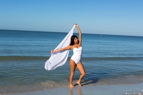 Woman posing on beach — Stock Photo, Image