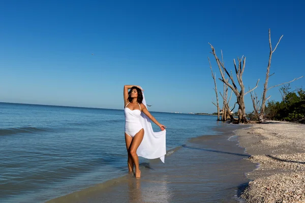 Giovane donna sulla spiaggia — Foto Stock