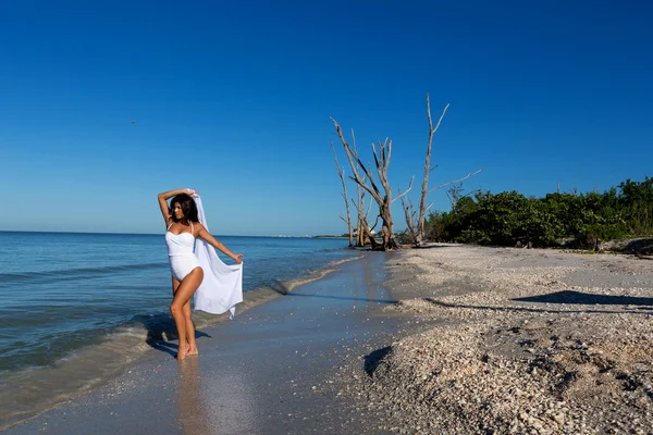 Woman posing on beach — Stock Photo, Image