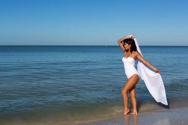 Junge Frau am Strand — Stockfoto