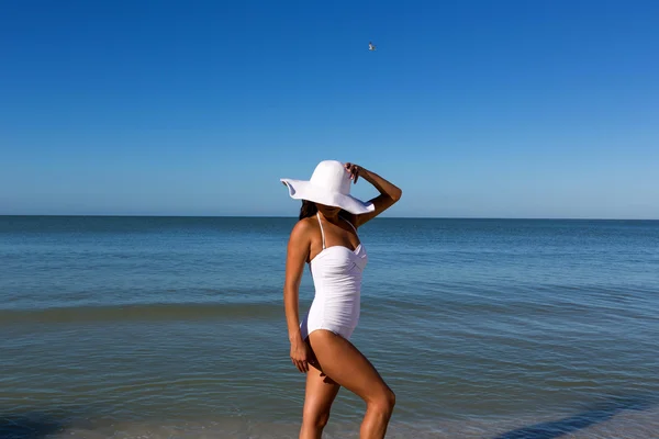 Junge Frau am Strand — Stockfoto