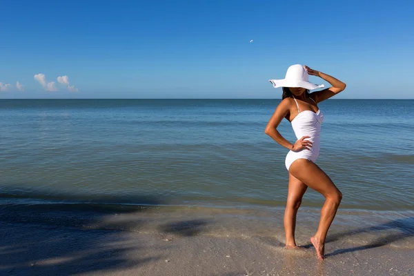 Jonge vrouw op strand — Stockfoto