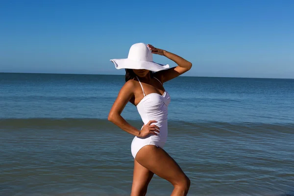 Junge Frau am Strand — Stockfoto