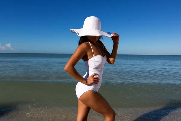 Young woman on beach — Stock Photo, Image