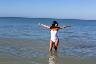 Kumsalda genç bir kadın