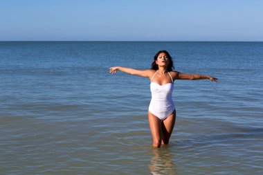 Kumsalda genç bir kadın