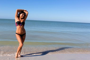 Kumsalda genç bir kadın