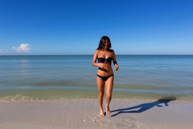 Kumsalda genç bir kadın