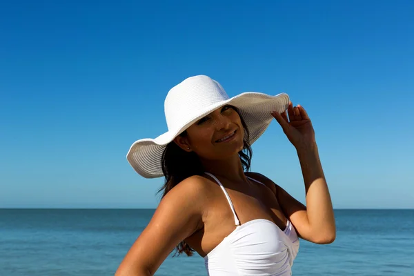 Junge Frau am Strand — Stockfoto