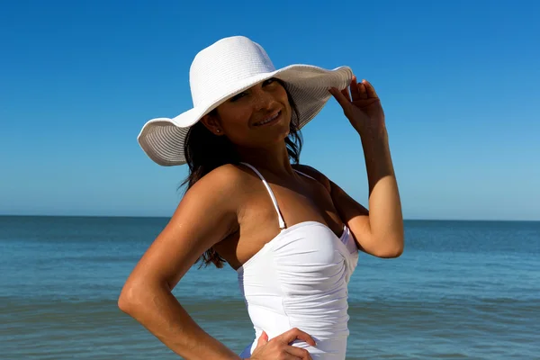 Jovem mulher na praia — Fotografia de Stock