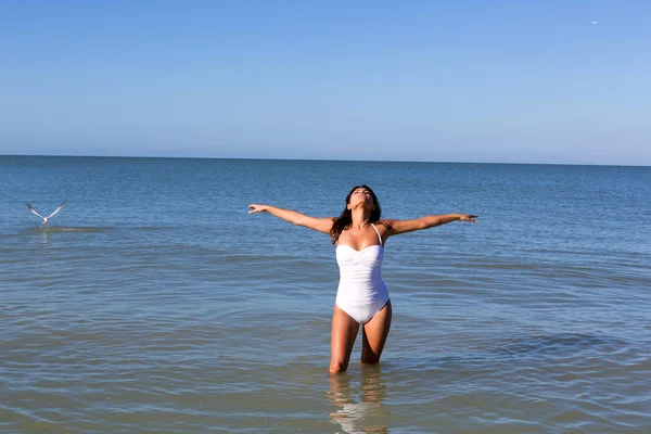 Young woman on beach — Stock Photo, Image