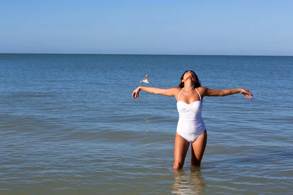 Jovem mulher na praia — Fotografia de Stock