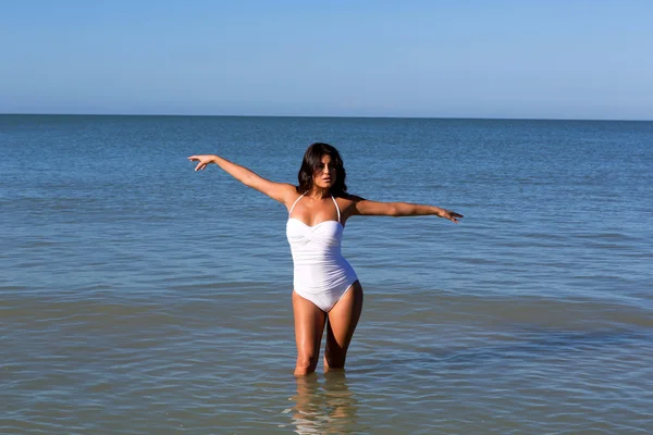 Giovane donna sulla spiaggia — Foto Stock