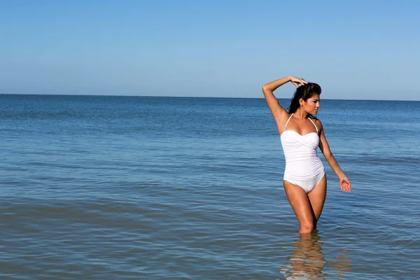 Giovane donna sulla spiaggia — Foto Stock