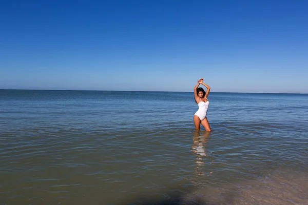 Ung kvinna på stranden — Stockfoto