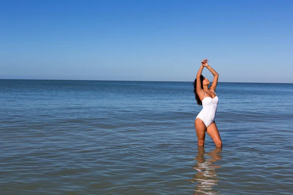 Jovem mulher na praia — Fotografia de Stock