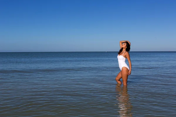 Giovane donna sulla spiaggia — Foto Stock